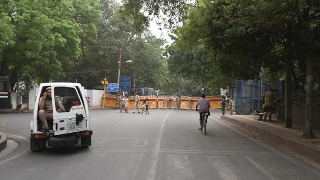 Delhi police and armed forces are seen outside the LG's House where Delhi chief minister Arvind Kejriwal and other AAP MLAs are protesting, in New Delhi. (Anushree Fadnavis/HT File Photo) Delhi police and armed forces are seen outside the LG's House where Delhi chief minister Arvind Kejriwal and other AAP MLAs are protesting, in New Delhi. (Anushree Fadnavis/HT File Photo)