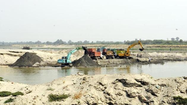 Even as police probe has not established it yet, many locals allege the sand mafia has political backing.(HT File) Even as police probe has not established it yet, many locals allege the sand mafia has political backing.(HT File)