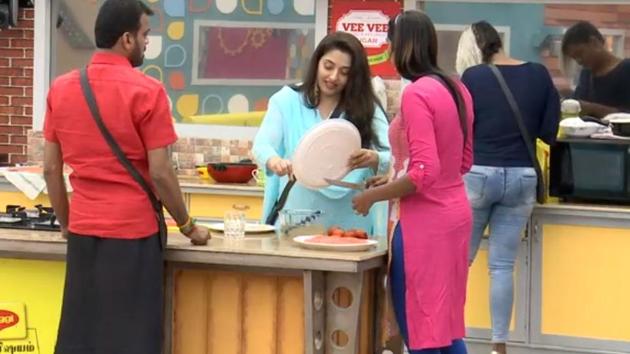 Bigg Boss 2 Tamil, episode 4: Nithya doesn’t want to add onions to the carrot because the idea was suggested by Balaji. Bigg Boss 2 Tamil, episode 4: Nithya doesn’t want to add onions to the carrot because the idea was suggested by Balaji.
