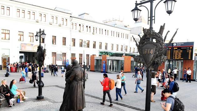 Farewell of Slavianka was created in 2014 by a team of sculptors: Molokostov, Shcherbakov, and architect Danilov, under the guidance of Sherbakov — the monument at the Belorussky railway terminal in Moscow (Utpaal Sorkkar/ht photo)