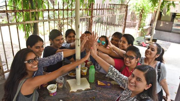 DU students enjoy a snack at their college canteen.(Sushil Kumar/HT Photo)