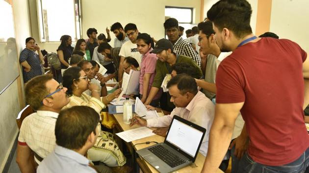 DU first cut-off 2018 : Delhi University aspirants fill their admission form for the academic session 2018-19 at Ramjas College in New Delhi on Tuesday.(Sanchit Khanna/HT Photo)