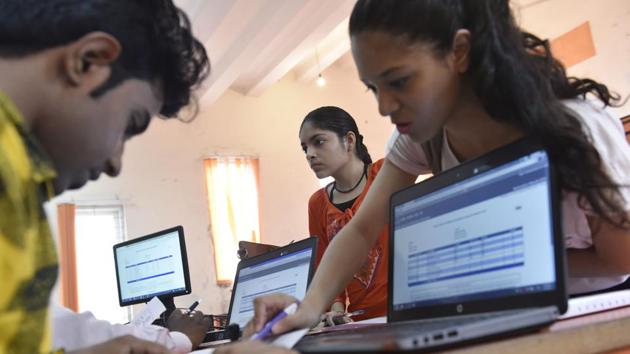 Students fill up forms at Delhi University’s Daulat Ram College. (Saumya Khandelwal/HT File Photo) Students fill up forms at Delhi University’s Daulat Ram College. (Saumya Khandelwal/HT File Photo)