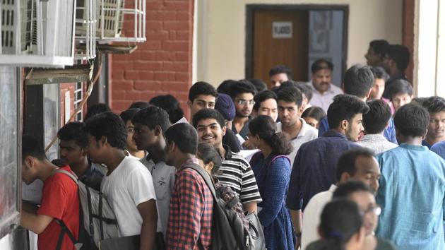 Delhi University aspirants standing in long queues to get admission for the new academic session 2018-19 at Hindu College in New Delhi.(Sanchit Khanna/HT Photo)