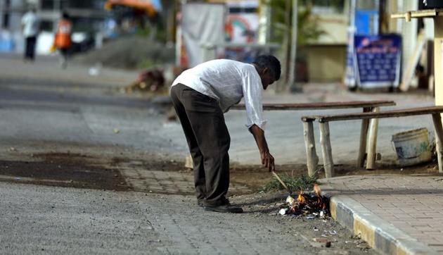 A man burns garbage along the road side at Dharmveer nagar, Balewadi. (RAHUL RAUT/ HT PHOTO) A man burns garbage along the road side at Dharmveer nagar, Balewadi. (RAHUL RAUT/ HT PHOTO)