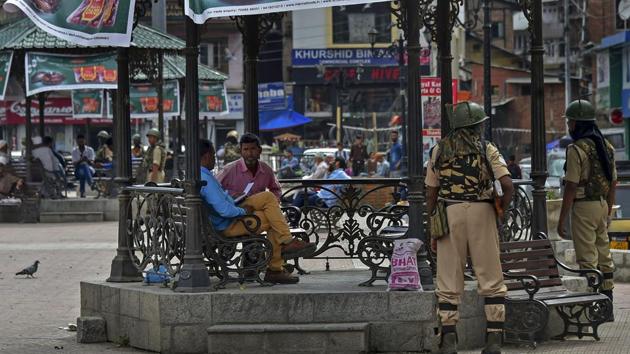 Security personnel stand guard at Lal Chowk in Srinagar, on June 19, 2018 – the day the BJP pulled out the jammu and Kashmir ruling alliance with Peoples Democratic Party (PDP).(PTI)