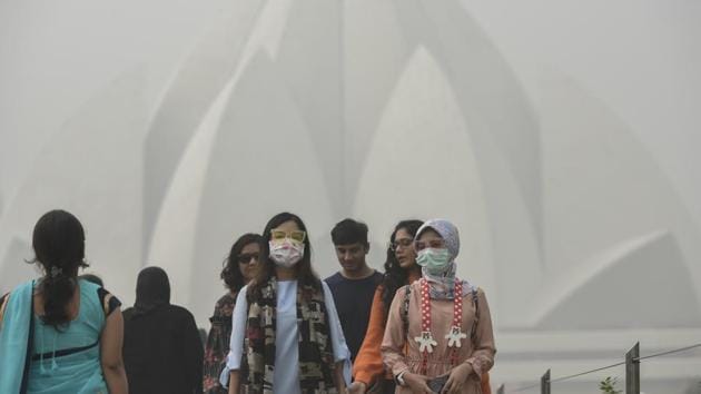 Foreign tourists wearing masks as they visit Lotus Temple on a smoggy morning in New Delhi on November 7, 2017.(Burhaan Kinu/HT File Photo) Foreign tourists wearing masks as they visit Lotus Temple on a smoggy morning in New Delhi on November 7, 2017.(Burhaan Kinu/HT File Photo)
