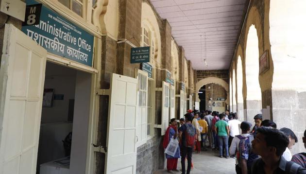The suspect scammed students of money by promising them admissions into the college of their choice.(HT Photo) The suspect scammed students of money by promising them admissions into the college of their choice.(HT Photo)