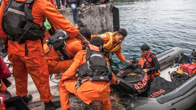 Rescue team members prepare to search for missing passengers at the Lake Toba ferry port in the province of North Sumatra on June 20 after a boat capsized on June 18. (AFP Photo) Rescue team members prepare to search for missing passengers at the Lake Toba ferry port in the province of North Sumatra on June 20 after a boat capsized on June 18. (AFP Photo)