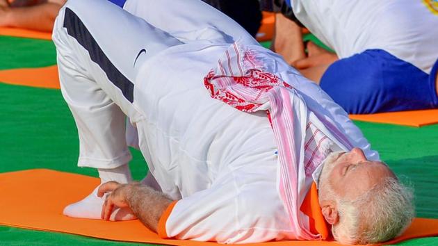 Prime Minister Narendra Modi performs yoga during a mass yoga event in Dehradun on Thursday.(PTI)