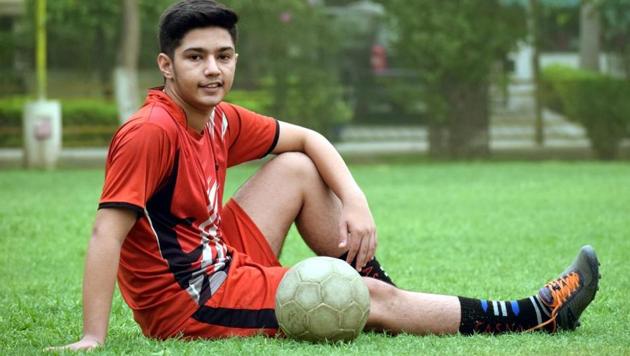 A non-medical student, Gurleen Singh Sandhu is passionate about sports and loves playing football, chess and volleyball. (HT Photo) A non-medical student, Gurleen Singh Sandhu is passionate about sports and loves playing football, chess and volleyball. (HT Photo)