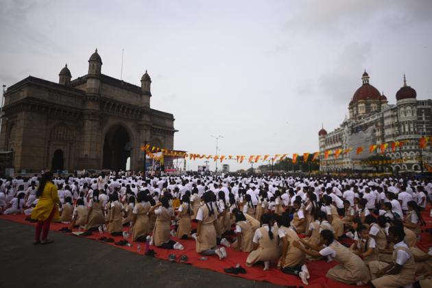 Mumbaiites perform yoga at Gateway of India on Thursday morning.(Pratik Chorge/HT Photo)