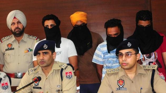 Mohali senior superintendent of police Kuldeep Singh Chahal (left) producing the accused before mediapersons in Mohali on Wednesday.(HT Photo)