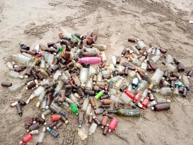 Biomedical waste dumped in the beach behind PD Hinduja Hospital in Mahim.(HT PHOTO)