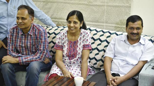 Delhi chief minister Arvind Kejriwal, his wife Sunita and Delhi minister Satyendar Kumar Jain India, on June 19, 2018 after AAP leaders ended a sit-in protest.(Sanchit Khanna/ HT photo)
