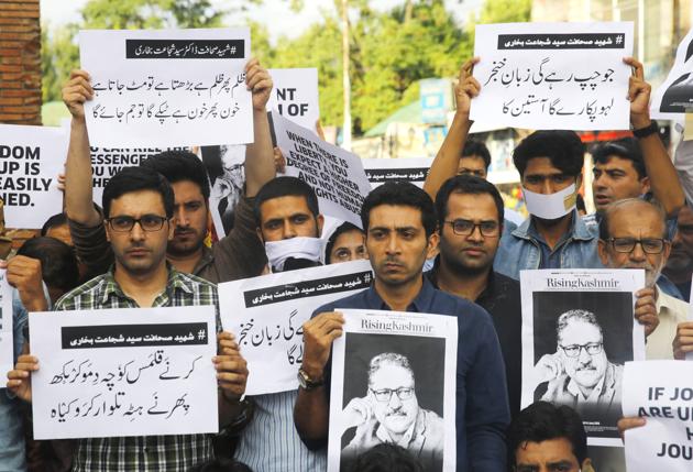 Journalists of Rising Kashmir joined by other journalists from various media hold placards during sit-in protest against the killing of Shujaat Bukhari at Lal Chowk, in Srinagar, on June 18, 2018.(Waseem Andrabi / Hindustan Times) Journalists of Rising Kashmir joined by other journalists from various media hold placards during sit-in protest against the killing of Shujaat Bukhari at Lal Chowk, in Srinagar, on June 18, 2018.(Waseem Andrabi / Hindustan Times)