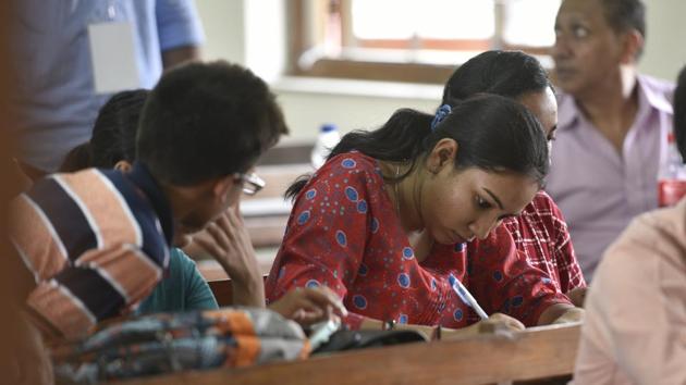 Delhi University aspirants fill their admission forms for the new academic session 2018-19 at Hansraj College in New Delhi on Wednesday.(Sanchit Khanna/HT PHOTO)