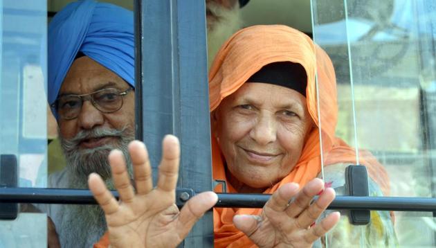Sikh pilgrims leaving for Pakistan to observe the death anniversary of Maharaja Ranjit Singh from Amritsar on Thursday. (Sameer Sehgal/HT) Sikh pilgrims leaving for Pakistan to observe the death anniversary of Maharaja Ranjit Singh from Amritsar on Thursday. (Sameer Sehgal/HT)