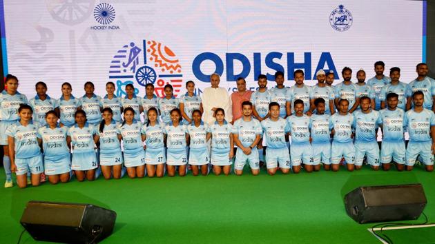 Ahead of the World Cup Men’s Hockey tournament which will be held between November 28 and December 16 this year, Odisha chief minister Naveen Patnaik (C) on Wednesday urged Prime Minister Narendra Modi to notify hockey as the ‘National Game’ of India. (Vipin Kumar / HT File) 