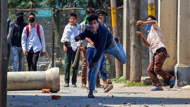 The families of the detained youth told the police that their children had gone to Kashmir for a contractual job at a stitching factory but they returned, complaining of being coerced into stone-pelting.(PTI File Photo)