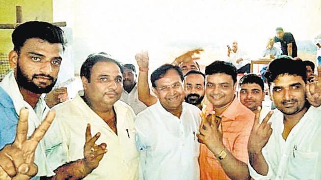 BJP supporters at Manakpur Adampur zila panchayat election in Haridwar.(RAMESHWAR GAUR/HT PHOTO)