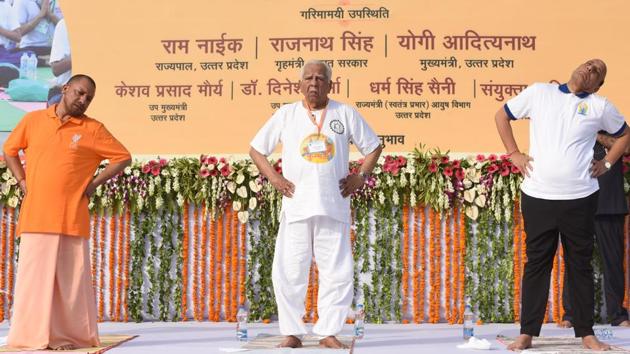Union home minister Rajnath Singh, Uttar Pradesh governor Ram Naik and chief minister Yogi Adityanath led hundreds of yoga enthusiasts as they practised ‘asanas’ on the fourth edition of the International Yoga Day at Raj Bhawan. (Subhankar Chakraborty / HT Photo) Union home minister Rajnath Singh, Uttar Pradesh governor Ram Naik and chief minister Yogi Adityanath led hundreds of yoga enthusiasts as they practised ‘asanas’ on the fourth edition of the International Yoga Day at Raj Bhawan. (Subhankar Chakraborty / HT Photo)