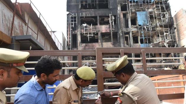 Police sealing Viraat International hotel in Charbagh area of Lucknow where a major fire broke out on Tuesday. The incident points towards the connivance of power employees with the hotel owners in creating a situation that led to the deadly fire.(HT Photo)
