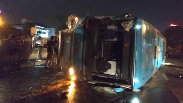 The bus coming from Pune crashed into a divider at Sanpada on Sion-Panvel highway in Navi Mumbai on Thursday night. (Bachchan Kumar/HT) The bus coming from Pune crashed into a divider at Sanpada on Sion-Panvel highway in Navi Mumbai on Thursday night. (Bachchan Kumar/HT)