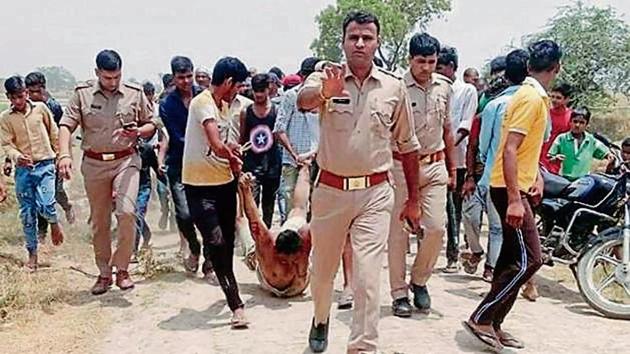 Hapur SP Sankalp Sharma said the photo was taken after the incident and, seen in it are villagers taking Kasim to an ambulance on the direction of the policemen.(Social media)