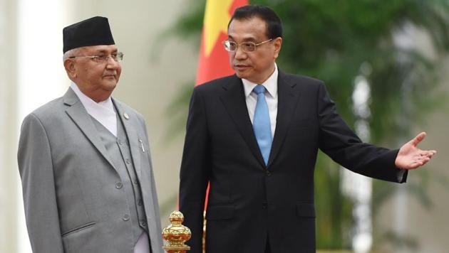 Nepal Prime Minister KP Sharma Oli (left) with Chinese Premier Li Keqiang during a welcome ceremony at the Great Hall of the People in Beijing.(AFP)