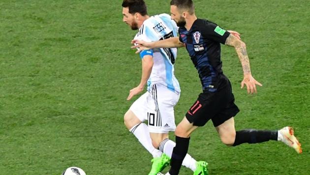 Argentina's forward Lionel Messi (L) vies with Croatia's midfielder Marcelo Brozovic during the Russia 2018 World Cup Group D football match in Nizhny Novgorod on June 21, 2018. Croatia won 3-0.(AFP)