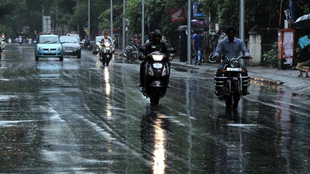 CALM BEFORE THE STROM: Commuters brave the rain on Tilak road on Sunday. (HT PHOTO) CALM BEFORE THE STROM: Commuters brave the rain on Tilak road on Sunday. (HT PHOTO)