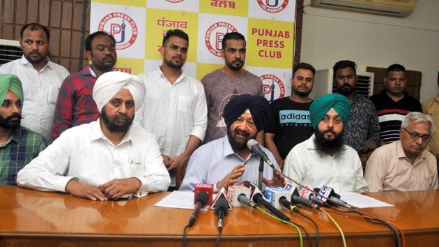 President of NGO Sarbat Da Bhala Trust SPS Oberoi addressing the media at Jalandhar on Friday. (Pardeep Pandit/HT) President of NGO Sarbat Da Bhala Trust SPS Oberoi addressing the media at Jalandhar on Friday. (Pardeep Pandit/HT)