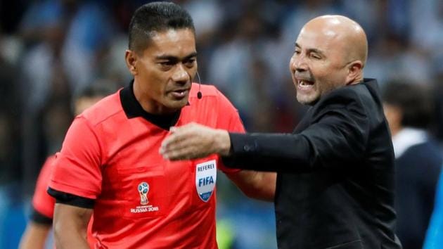 Argentina coach Jorge Sampaoli talks with referee during his team’s FIFA World Cup 2018 match against Croatia in Nizhny Novgorod on Thursday.(REUTERS)