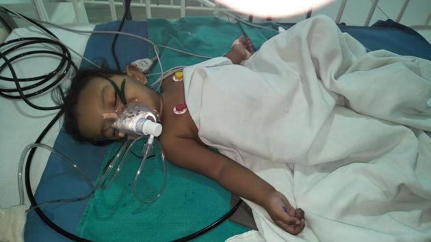 One-year-old Akshita, who was injured in the robbery incident, undergoes treatment at a hospital. (HT Photo) One-year-old Akshita, who was injured in the robbery incident, undergoes treatment at a hospital. (HT Photo)