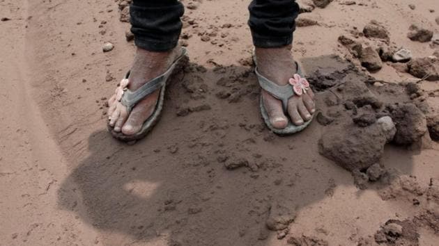 After the rescue workers stopped the search work, that is when Garcia decided to search on her own.She had no goggles to protect her eyes, rarely wore a mask on her face, and walked impatiently in the rubble, in sandals. (Carlos Jasso / REUTERS)