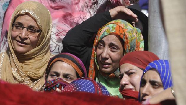 Women mourn the death of Kaiser Amin Bhat during his funeral procession at Fateh Kadal, Srinagar, Jammu and Kashmir, June 2, 2018. The tragedy of Kashmir has been so great and on so many fronts, the latest being the political chaos. But one which is rarely spoken of is the impact of the conflict on women.(Waseem Andrabi/ Hindustan Times)
