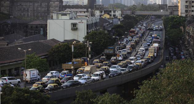 A panel report suggesting the introduction of a new class of taxis having an engine capacity between 600cc and 980cc in cities with a population of over a million people is under consideration by the Maharashtra government.(HT Photo)