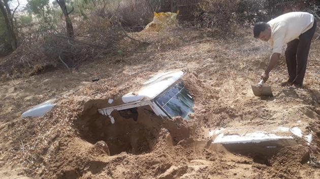 Police officials dig out the SUV that was buried under sand in Barmer district.(HT PHOTO)