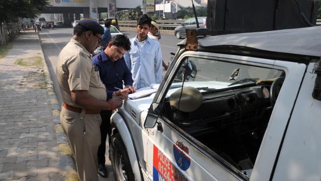 Gurugram traffic policeman fines a commuter on the MG road. (Parveen Kumar/HT Photo) Gurugram traffic policeman fines a commuter on the MG road. (Parveen Kumar/HT Photo)