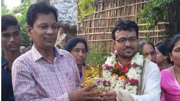 Sarojkanta Biswal asked his father-in-law to give him 1001 saplings of fruit-bearing trees when the latter insisted on giving dowry.(HT Photo) Sarojkanta Biswal asked his father-in-law to give him 1001 saplings of fruit-bearing trees when the latter insisted on giving dowry.(HT Photo)