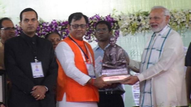 Mayor Davesh Moudgil receiving the Swachh Survekshan award from Prime Minister Narendra Modi in Indore on Saturday. (HT photo) Mayor Davesh Moudgil receiving the Swachh Survekshan award from Prime Minister Narendra Modi in Indore on Saturday. (HT photo)