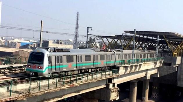 The DMRC said on Friday that services will start on the 11.8-km extension of the Green Line (Inderlok/Kirti Nagar to Mundka) from 4pm on Sunday.(HT File Photo)