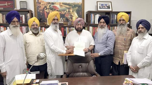 A delegation fo the Jodhpur detainees handing over a amemorandum to Punjab chief minister Captain Amarinder Singh at his residence in Chandigarh on Saturday.(HT Photo)