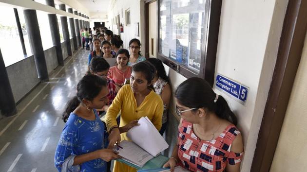 Delhi university aspirants stand in queues to get admission in new academic session 2018-19 at Daulat Ram College in New Delhi on June 20, 2018. (Sanchit Khanna/HT PHOTO) Delhi university aspirants stand in queues to get admission in new academic session 2018-19 at Daulat Ram College in New Delhi on June 20, 2018. (Sanchit Khanna/HT PHOTO)