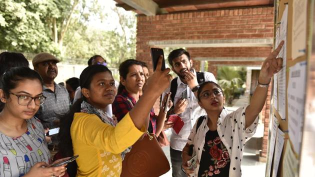 Delhi university aspirants check cut-off list for the new academic session 2018-19.(Sanchit Khanna/HT PHOTO)