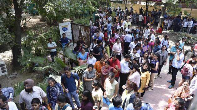 Delhi university aspirants stand in queues to get admission in new academic session 2018-19 at Daulat Ram College in New Delhi on June 20, 2018.(Sanchit Khanna/HT PHOTO)