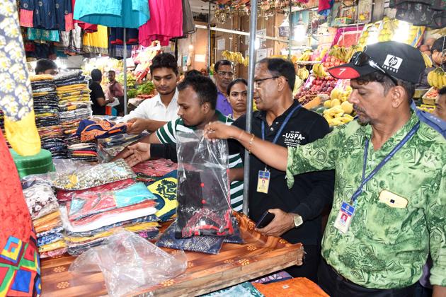 TMC officials inspect shops at Gaondevi Market in Thane on Saturday(Praful Gangurde/HT PHOTo)