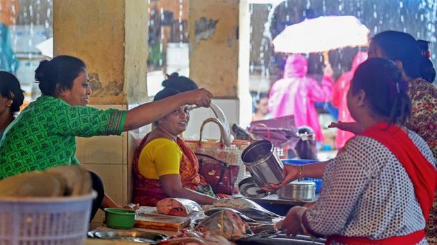 People carry containers at a fish market as Maharashtra government bans use of plastic bags, in Mumbai.(PTI Photo)