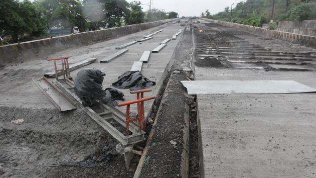 The public works department started the Mumbra bypass repair work on May 8. It had claimed that it would complete the work on the 7-km stretch in two months. (Praful Gangurde/HT) The public works department started the Mumbra bypass repair work on May 8. It had claimed that it would complete the work on the 7-km stretch in two months. (Praful Gangurde/HT)